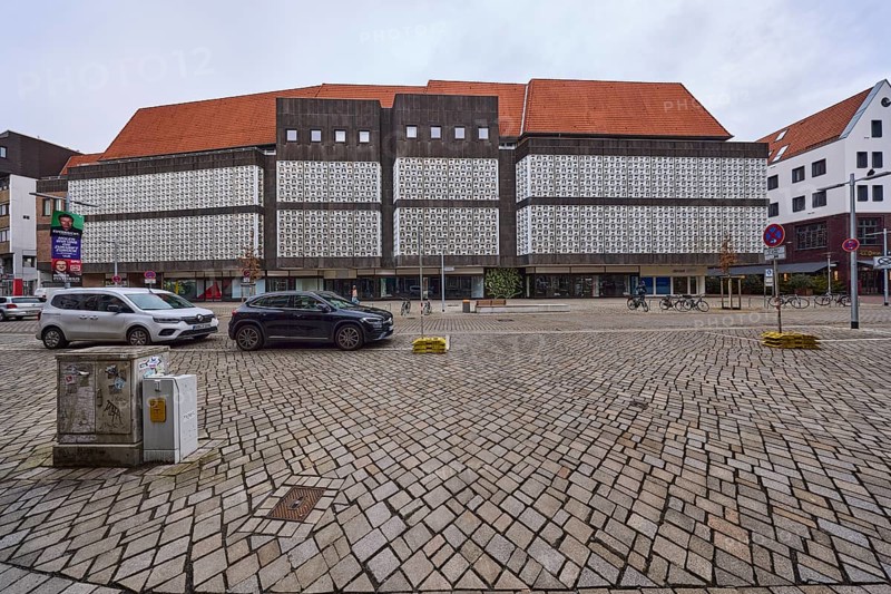 Former Kaufhof or Horten department stores', modern architecture, commercial building, car park with vehicles, diffuse light, cloudy, Schmiedestraße, Hanover, state capital, Hanover region, Lower Saxony, Germany