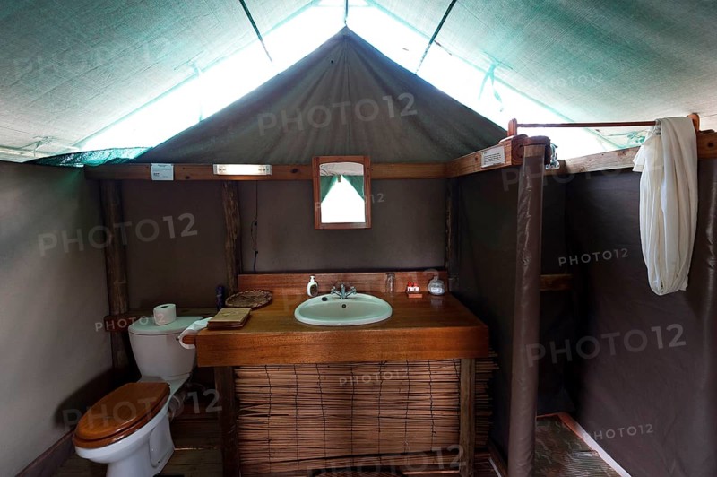 Lodge tent with bathroom, bath, toilet, washing, hygiene, overnight stay, camping, glamping, accommodation, travel, tourism, holiday, safari, tour, adventure, Moremi National Park, Botswana