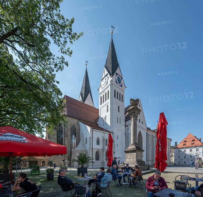 Eichstätt Cathedral with café on the cathedral square, Eichstätt, Upper Bavaria, Germany