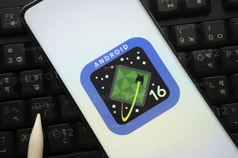 The logo of the Android 16 is displayed on a smartphone screen