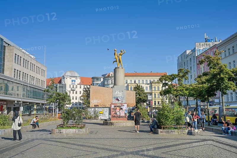 City view, Hermannplatz, The Dancing Couple, sculpture by Joachim Schmettau, Neukölln, Berlin, Germany
