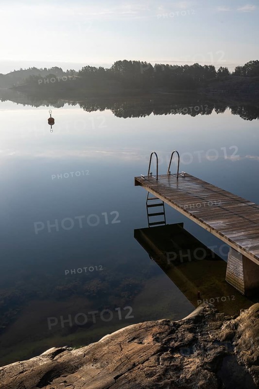 Wooden jetty with ladder, calm water surface, morning atmosphere, Kasnäsintie, Falkö Fjord, Kasnäs, Hitis archipelago, archipelago south of Turku, Finland