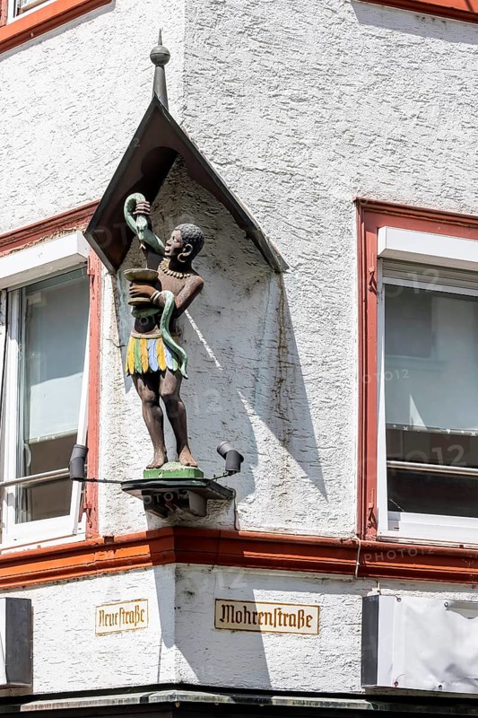 Moor in the Mohrenstraße. Figure on a building façade in Schwäbisch Hall. The term Mohr for a person of dark skin colour is only used historically today. Today, the term Mohr is seen as a racially discriminatory term. Schwäbisch Hall, Baden-Württemberg, Germany
