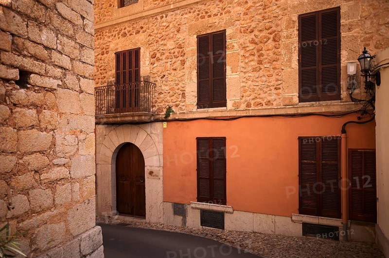 Alley, facade, house wall, ochre-coloured, Alaró, Calvià, Majorca, Balearic Islands, Balearic Islands, Spain