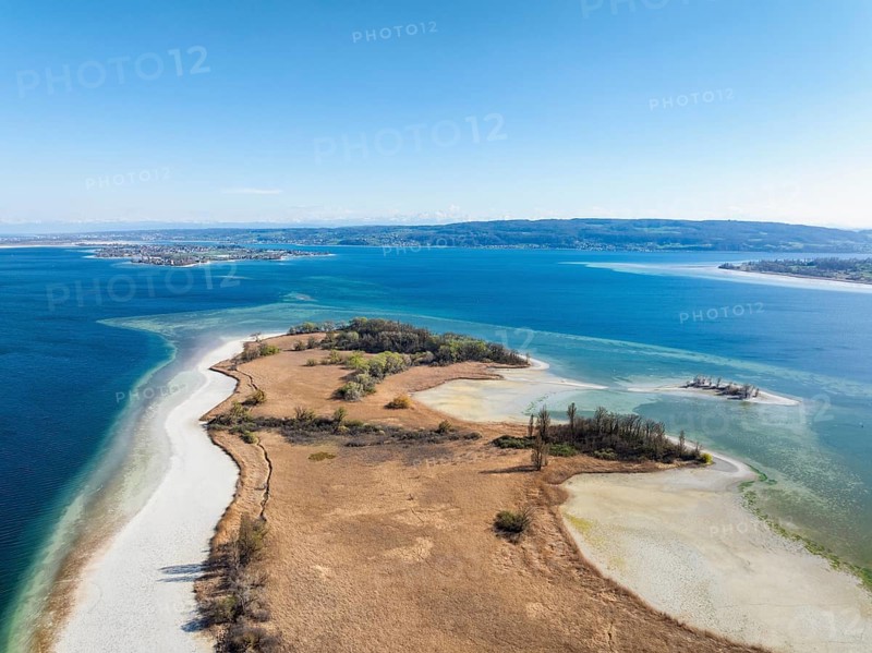 Aerial view of the Mettnau peninsula near Radolfzell on Lake Constance at low tide, the island of Reichenau on the horizon, district of Constance, Baden-Württemberg, Germany