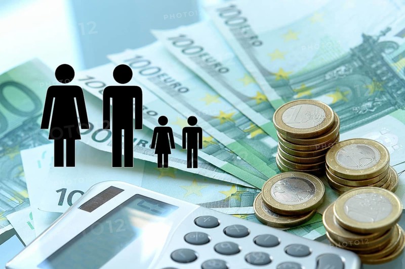 Family allowance, family with euro coins, studio, Lower Saxony, Federal Republic of Germany