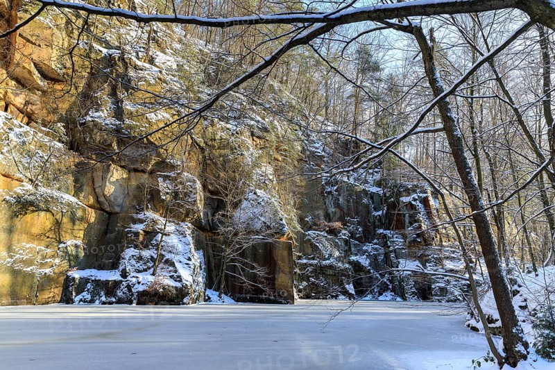 Winter at the quarry lake in Wesenitztal near Elbersdorf, Dürrröhrsdorf-Dittersbach, Saxony, Germany