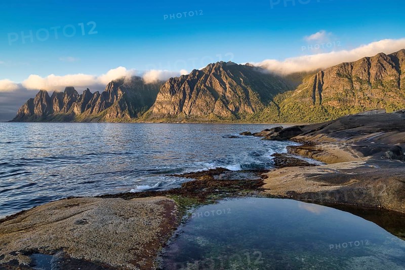 Coastal section Tungeneset, Devil's Teeth, Okshornan mountain range, Senja, Troms, Nord-Norge, Norway