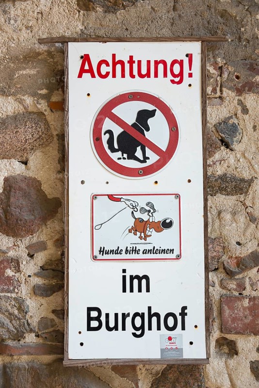 Sign, Dogs on a lead and take their faeces with them, Roßlau Castle, moated castle, Roßlau Elbe, Dessau-Roßlau, Saxony-Anhalt, Germany