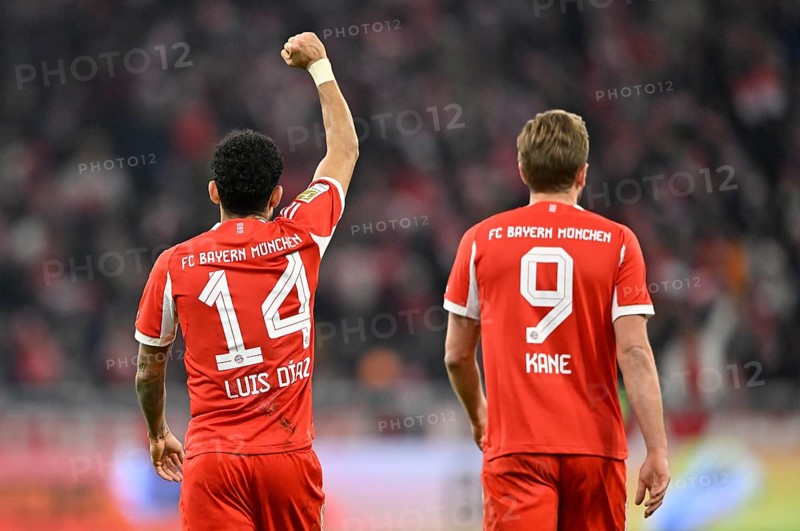Goal celebration Luis Diaz FC Bayern Munich FCB (14) Harry Kane FC Bayern Munich FCB (09) Gesture Gesture from behind Football Bundesliga, Allianz Arena, Munich, Bavaria, Germany