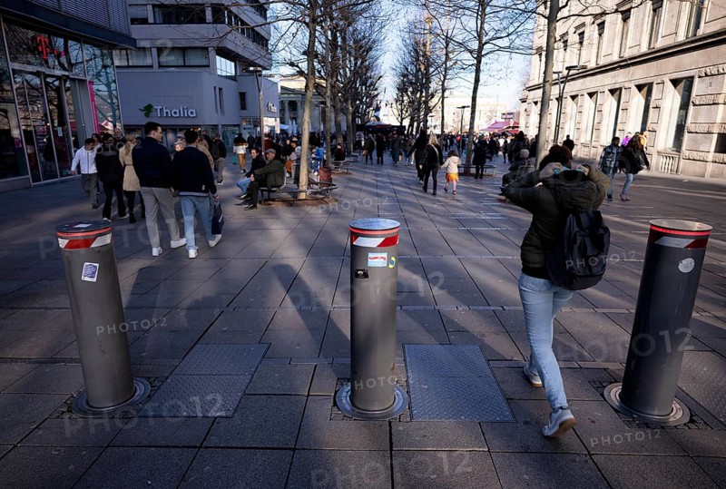 Automatic street bollards, bollards, pedestrians, pedestrian zone, Königsstraße, Stuttgart, Baden-Württemberg, Germany