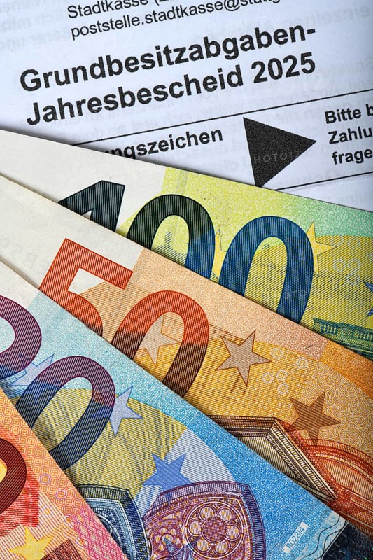Property tax annual tax assessment 2025, symbolic image property tax reform, property tax, assessment, reform, tax assessment, tax office, banknotes, banknotes, EURO, Baden-Württemberg, Germany