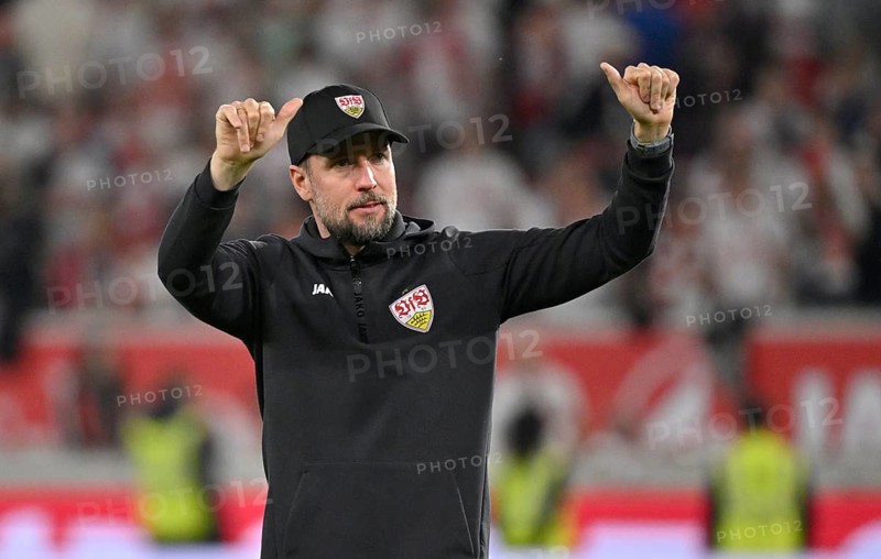 Coach Sebastian Hoeneß VfB Stuttgart gesture thanks Stuttgart fans for support, thumbs up, MHPArena, MHP Arena Stuttgart, Baden-Württemberg, Germany