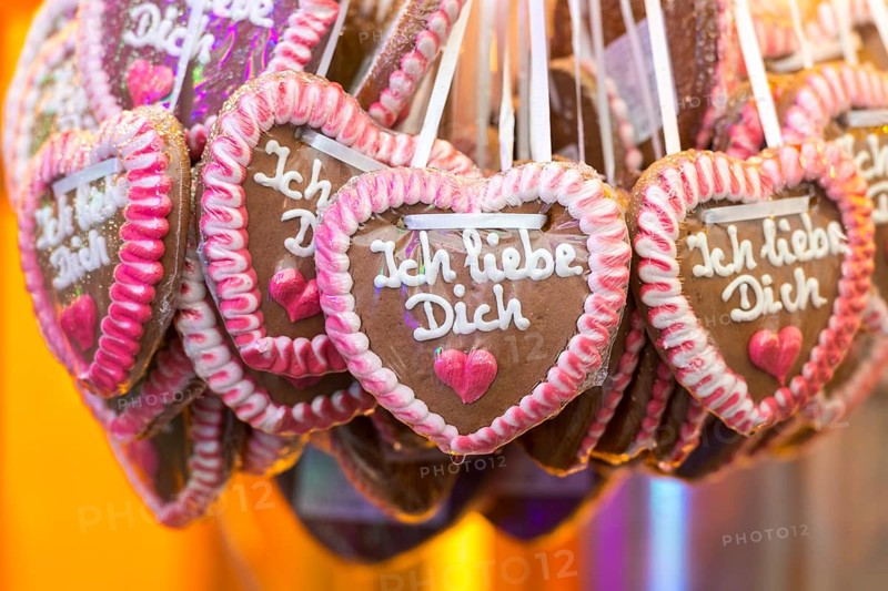 Gingerbread hearts with icing in the shape of a heart, decorated with pink and white, bearing the inscription 'I love you', Cannstadter Volksfest, Stuttgart-Bad Cannstadt, Baden-Württemberg