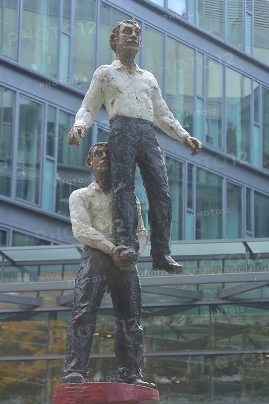 Sculpture Two Men by Stephan Balkenhol 2001, male figure, standing on one leg, carrying, lifting, lifting, high, up, strength, acrobatics, Stadthaus, Große Bleiche, Altstadt, Mainz, Rhine-Hesse region, Rhineland-Palatinate, Germany