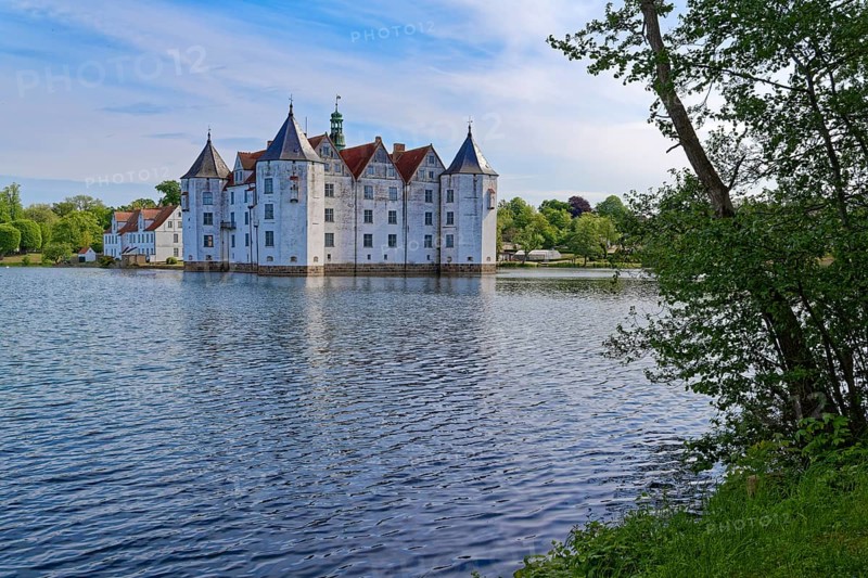 Glücksburg Castle and the castle pond. The lake is part of the Munkbrarupau stream. Glücksburg, Schleswig-Flensburg district, Schleswig-Holstein, Germany