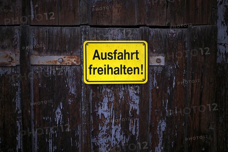 Sign AUSFAHRT FREIHALTEN, yellow, Tor tor of a wooden barn, weathered, Römerstein, Swabian Alb, Baden-Württemberg, Germany