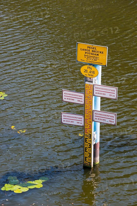 Water level gauge in the water, surrounded by reflecting river, Historical water level gauge, Havel, Alte Fahrt, Lange Brücke, Potsdam, Brandenburg, Germany