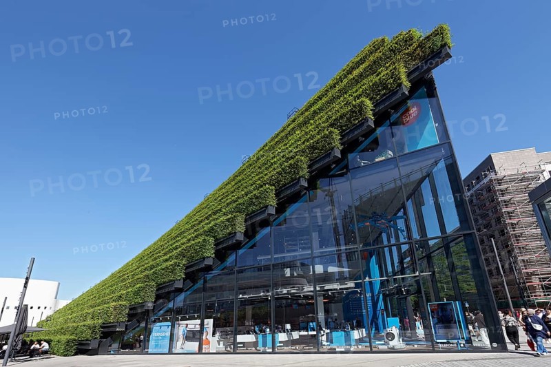 Kö-Bogen II, glass façade with green roof, planted with 30, 000 hornbeams, ecological architecture to improve the climate, architect Christoph Ingenhoven, Düsseldorf, North Rhine--Westphalia, Germany