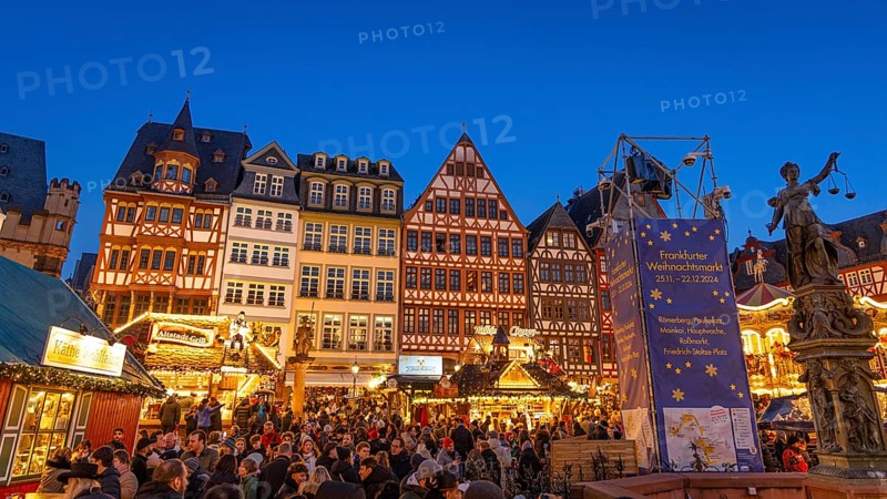 Thousands of people enjoy the idyllic ambience of the Frankfurt Christmas market on the Römerberg in the evening. Frankfurt am Main, Römerberg, Hesse, Germany