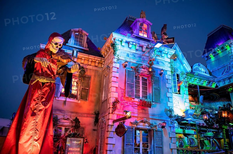 Haunted Mansion, neon lighting, blue hour, Cannstatter Wasen, funfair, spring festival, folk festival, blue hour, Bad Cannstatt, Stuttgart, Baden-Württemberg, Germany