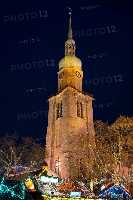 Christmas market at St. Reinoldi Church, Dortmund, Ruhr area, North Rhine-Westphalia, Germany