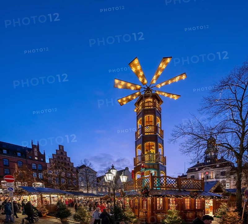 Christmas market with large Christmas pyramid on the market square, behind the historic town hall, Lüneburg, Lower Saxony, Germany