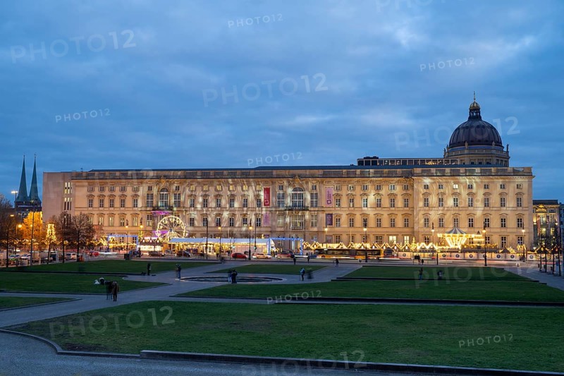 Humboldt Forum, Berlin Palace, Christmas market in front, Lustgarten, Blue Hour, Mitte, Berlin, Germany