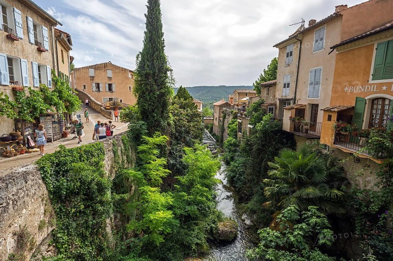 Houses on the Ravin de Notre Dame stream, Moustiers-Sainte-Marie, Département Alpes-de-Haute-Provence, Region Provence-Alpes-Côte d'Azur, Provence, France