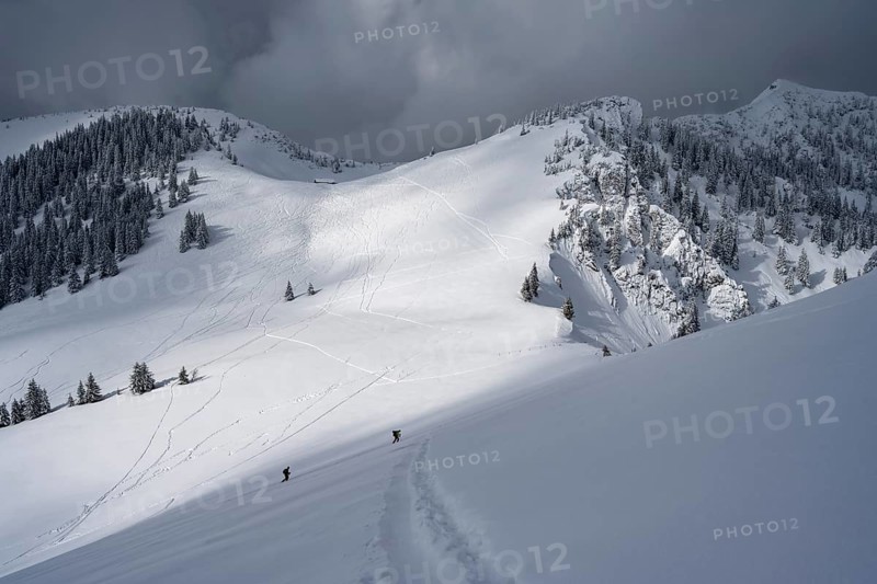 Mountain landscape in the snow, mountain peaks Tanzeck and Aiplspitz, dramatic clouds, Mangfallgebrige, Bavaria, Germany