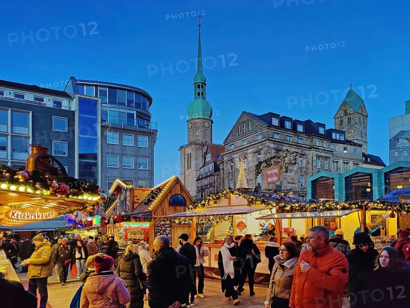 Christmas market on the Old Market Square with the Reinoldi Church and St Mary's Church in the evening, Dortmund, Ruhr Area, Germany