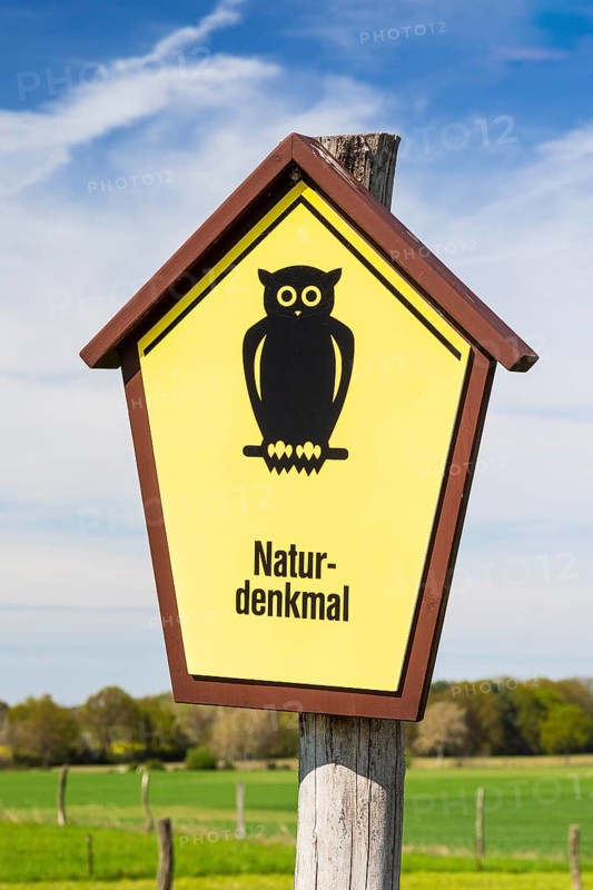 Natural monument sign on the country lane to Medingen with various tree species, many old and new fruit trees, Marsdorf, Dresden, Saxony, Germany