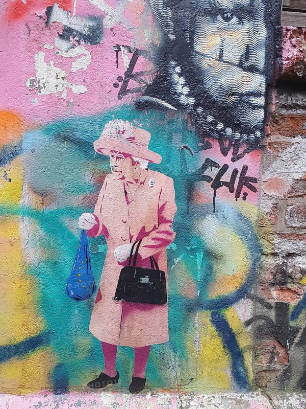 Queen Elisbeth as graffiti on a wall, Hamburg, Germany