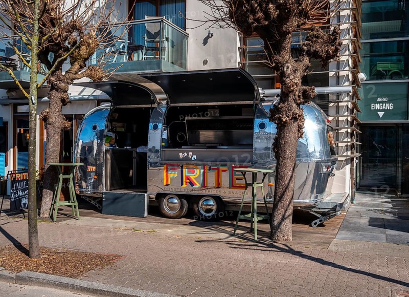 Chrome-plated trailer in nostalgic style, fast food truck, Binz, Rügen, Mecklenburg-Vorpommern, Germany