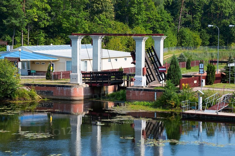 Lock bridge with neighbouring building in the countryside on a summer's day, Sluza Kurzyniec, Sluza, lock, border between Belarus on the left and Poland on the right, Kanal Augustowski, Augustow Canal, Rudawka, Plaska, Plaska, Powiat Augustowski, Podlaskie, Podlaskie, Poland