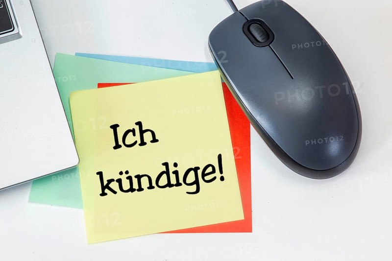 Symbolic image of cancellation: Note with the inscription I KÜNDIGE on a desk
