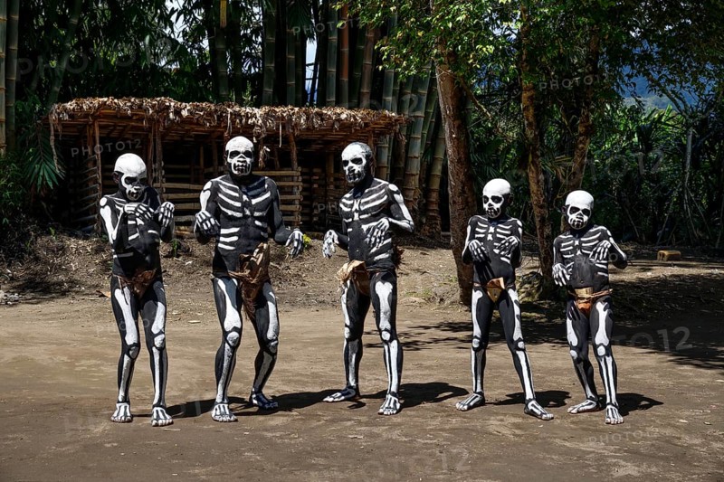 Natives with skeleton painting, Omo Bugamo tribe or skeleton people, Mount Hagen Festival in the village of Avi, Waghi Valley, near Mount Hagen, Western Highlands Province, Papua New Guinea