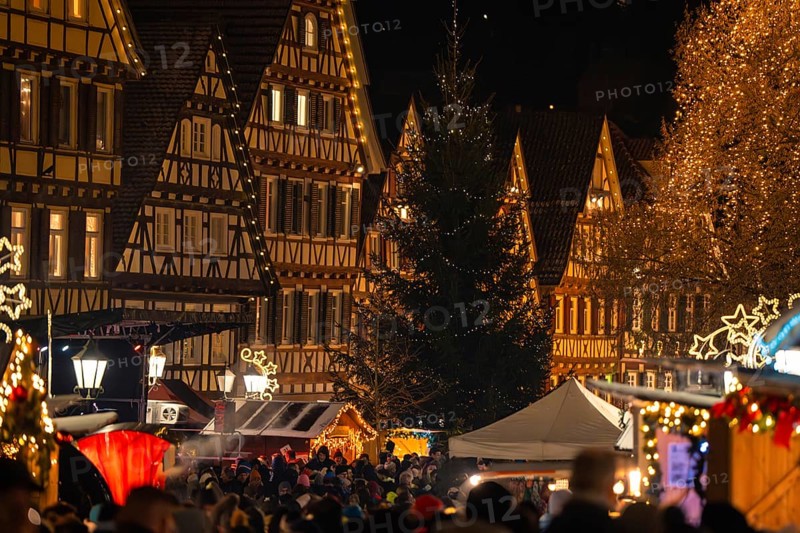 Christmas market with illuminated half-timbered houses and crowds of people in a festive atmosphere, Christmas market Calw, Black Forest, Germany