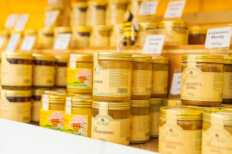 Market stall with numerous honey jars in different varieties and sizes, Sindelfingen, Germany