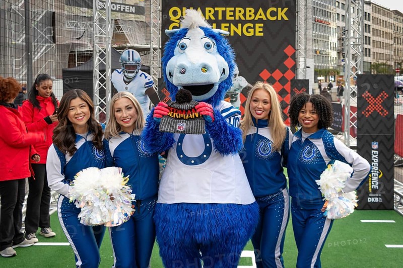 The cheerleaders and the Indianapolis Colts mascot parade through Frankfurt am Main. On Sunday, 12 November 2023, the two NFL football teams of the Indianapolis Colts and the New England Patriots will compete against each other in Frankfurt's Waldstadion, Hauptwache, Frankfurt am Main, Hesse, Germany