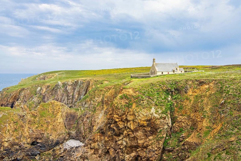 Old Chapelle Saint-They at a barren rocky coast on Pointe du Van in Bretagne, Crozon peninsula, Bretagne, France