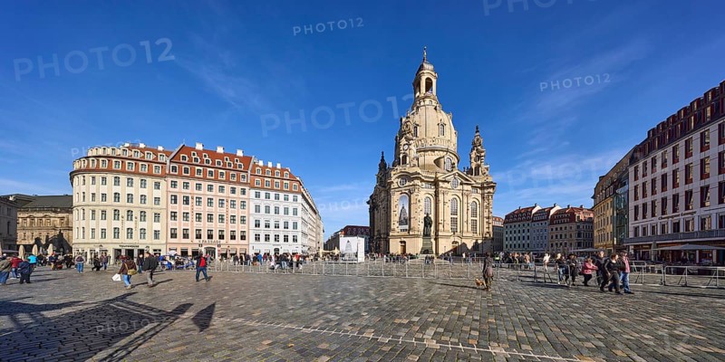 Shopping centre QF Passage, Frauenkirche Dresden, baroque architecture, general architecture, security barrier, pedestrians as accessories, deep blue sky with veil clouds, Neumarkt square, Dresden, state capital, independent city, Saxony, Germany