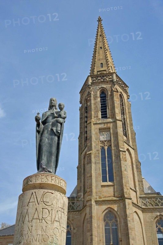 Marienbrunnen with Madonna figure built in 1954 and St Ludwig Church, inscription, Mary, orb, baby Jesus, carrying, sculpture, Großer Markt, Saarlouis, Saarland, Germany
