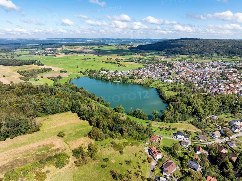 Aerial view of the municipality of Steißlingen with the natural bathing lake Steißlinger See, Hegau, district of Constance, Baden-Württemberg, Germany
