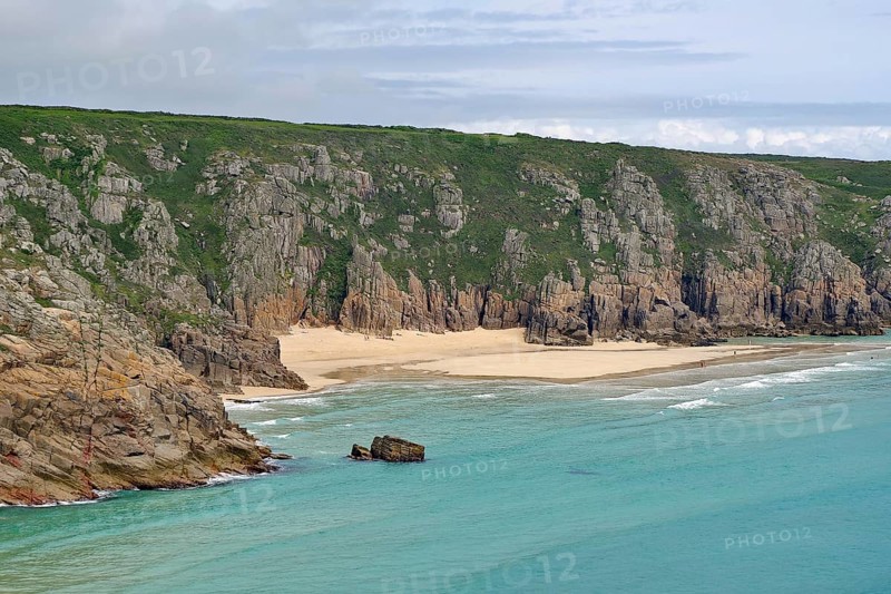 Wunderschöner Sandstrand an türkisfarbenem Meer mit umgebenden Klippen, Porthcurno, St Levan, Cornwall, Großbritannien