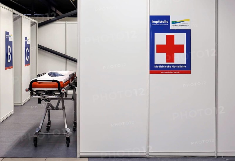 A stretcher is available at the medical emergency aid centre in the Schönefeld vaccination centre, 03.122021