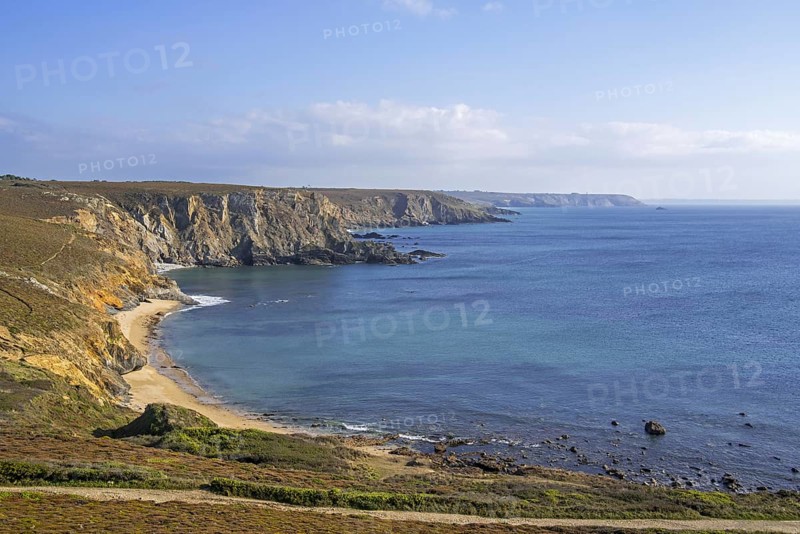 Sea cliffs along the Iroise Sea south of the Pointe de Dinan, Cap de la Chèvre on the Crozon peninsula, Finistère, Brittany, France
