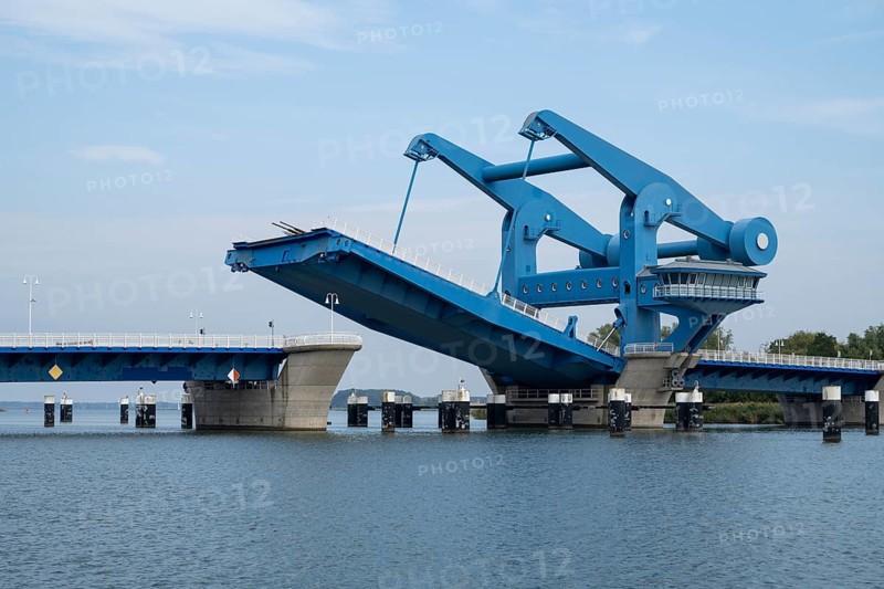 Bascule bridge opens, bascule bridge with balance beam, Peenestrom, Wolgast, Usedom Island, Mecklenburg-Western Pomerania, Germany