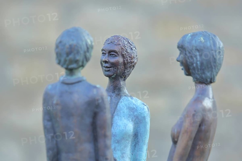 Sculpture Dorfgeflüster by Rosi Röhm 2021, bronze sculpture, three slender female figures in conversation, whispering, whispering, quietly, talking, speaking, communication, interaction, chatting, discussing, gossiping, telling, chatting, talking, conversation, female figure, graceful, detail, faces, village square, Drais, Mainz, Rhine-Hesse region, Rhineland-Palatinate, Germany