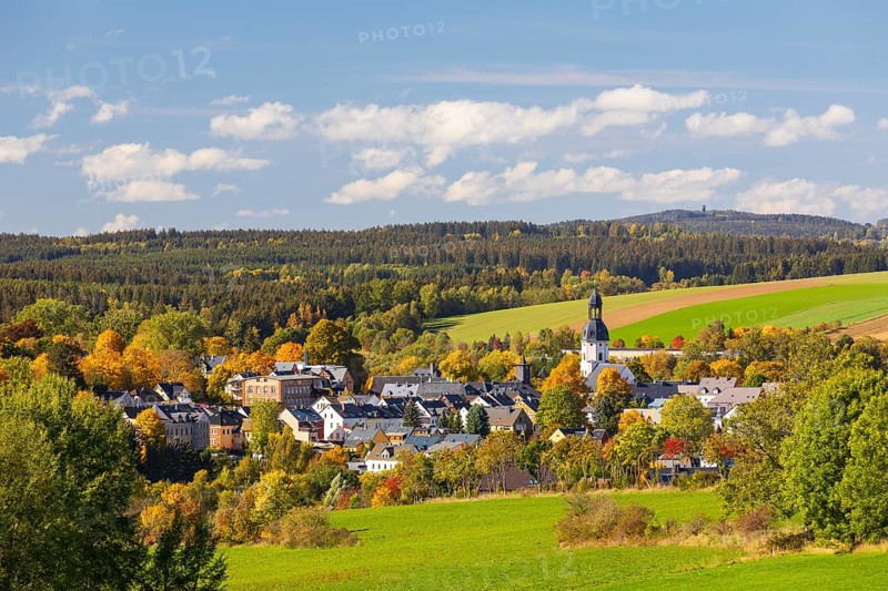 Town view with town church in autumn, in the background the Spiegelwald with the König-Albert-Tower, Schlettau, Erzgebirge, Saxony, Germany